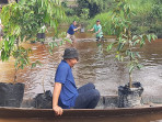 PT IIS Baksos Tanam Bibit Pohon dan Bersih Sungai