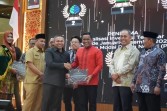 Belum Genap Setahun , Kepemimpinan H Zukri dan H Husni Tamrin Terima Penghargaan.