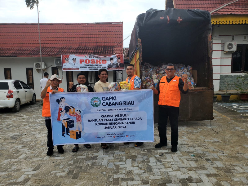 Gapki Riau Salurkan Paket 300 Beras dan 300 Sembako Untuk Korban Banjir Pelalawan