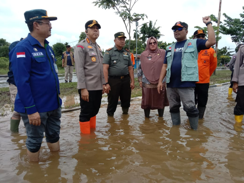 Pemko bersama Polresta Pekanbaru Serahkan Bantuan untuk Korban Banjir di Rumbai