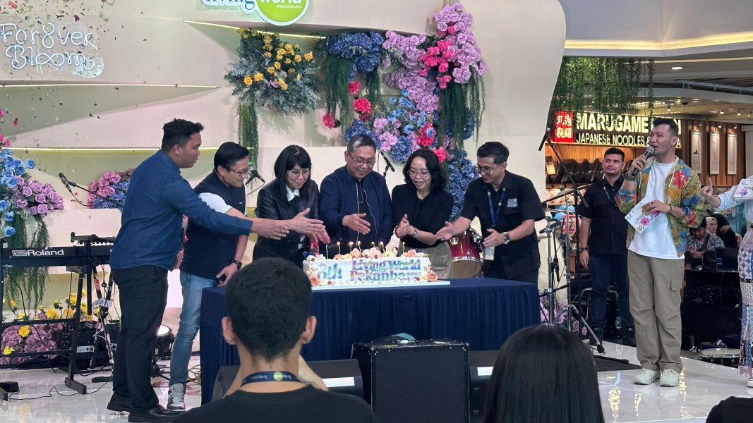 Living World Hut ke - 8 Hadirkan Artis Sal  Priadi untuk Manjakan Pengunjung