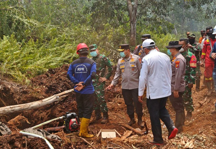 Bantu Padamkan Karhutla Pelalawan Bersama Kapolda dan Pangdam, PT SLS Turunkan Personel Hingga Alat Berat
