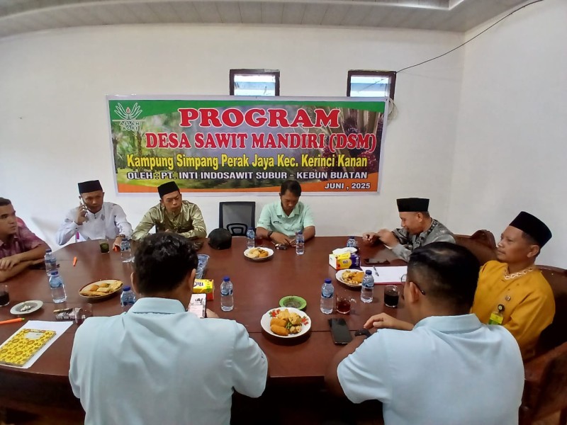 PT IIS Wujudkan Desa Sawit Mandiri di Simpang Perak Jaya, Riau melalui Tanam Perdana