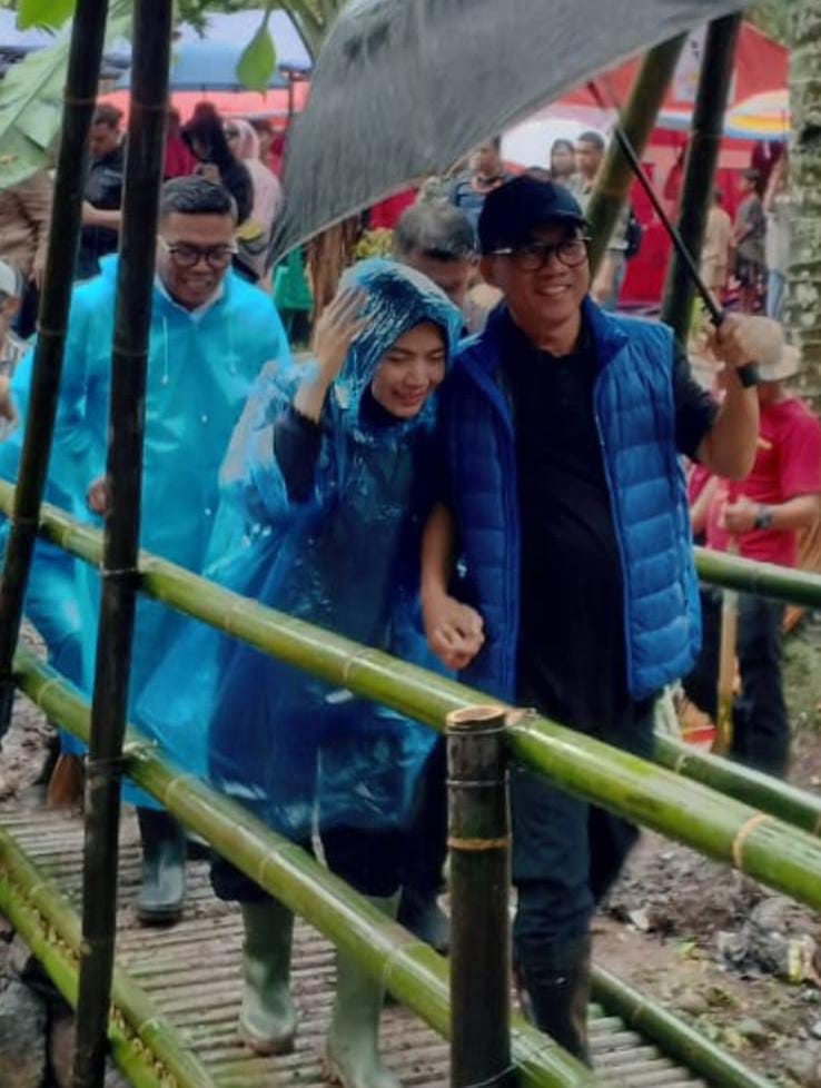 “Sepasang Kekasih” di Jembatan Baduy Kecil saat Peringatan HKSN 2024