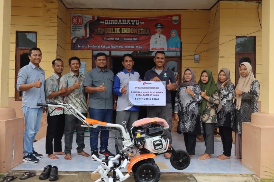 PT Bahari Gembira Ria Salurkan Mesin Bajak untuk Dorong Efisiensi Pertanian di Desa Gambut Jaya