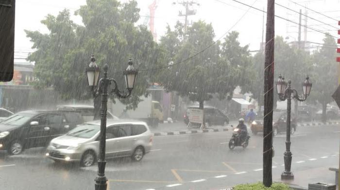 Hujan Deras Disertai Petir dan Angin Kencang Masih Berpotensi Guyur Pekanbaru