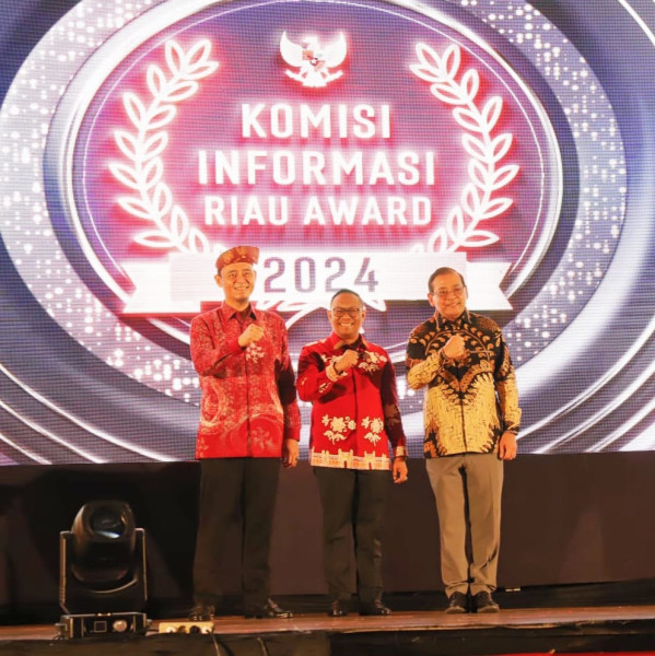 Komisi Informasi Riau Serahkan Award kepada 51 Badan Publik