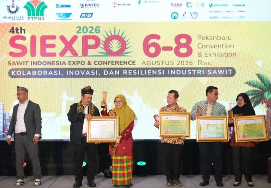 Bupati Siak Afni Zulkifli Terima Penghargaan SIEXPO Award 2026