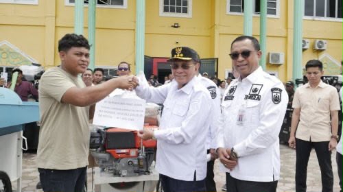 Bupati Rohil Serahkan Bantuan Alat Pertanian Dari Kementan RI