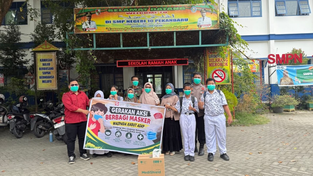 PT Arara Abadi Bagikan Masker ke Murid SD dan SMP di Pekanbaru