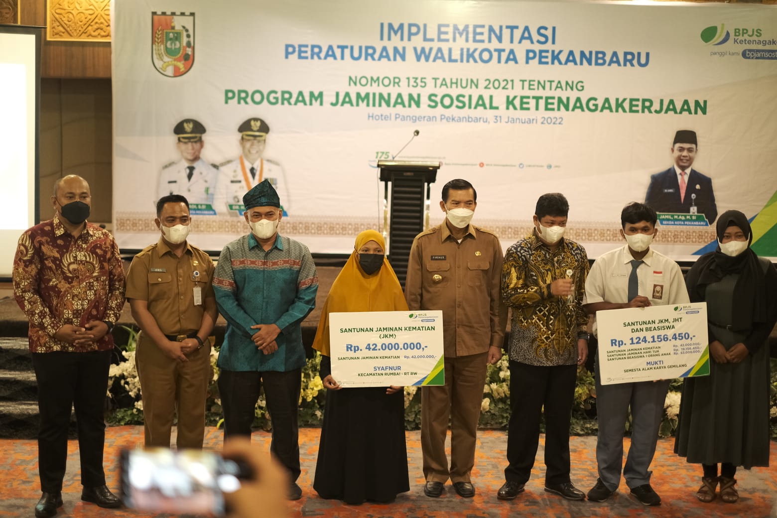 Bpjamsostek Serahkan Kartu Pekerja Rentan dan JKM Bersama Wako Pekanbaru