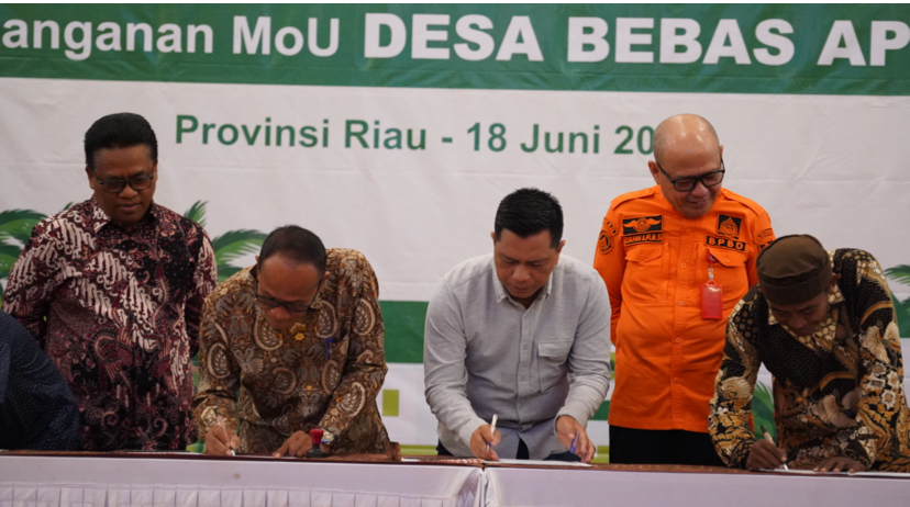Asian Agri Berikan Penghargaan Desa Bebas Api dan Teken MoU DBA di Riau