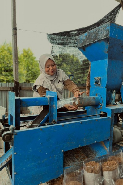 Menyemai Kemandirian UMKM Seroja Melalui Penguatan Kapasitas Budidaya Jamur