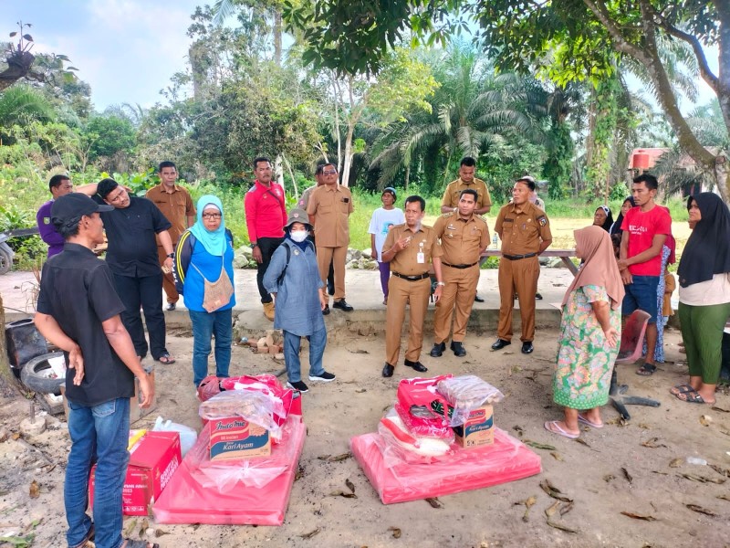 Pemko Pekanbaru Serahkan Bantuan Korban Kebakaran di Lembah Damai