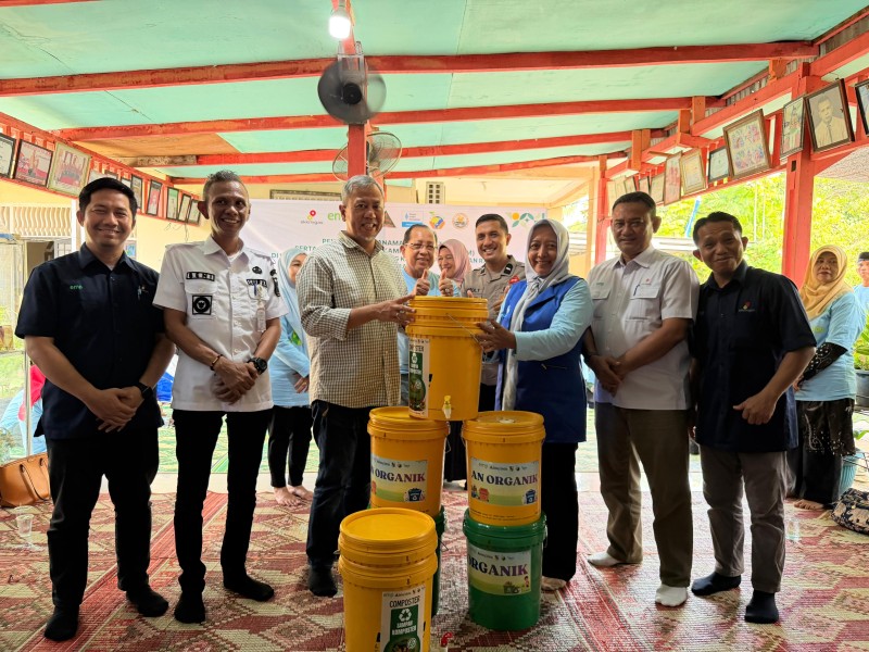 Tanam Pohon, EMP Korinci Baru Perkuat ProKlim di Bambu Kuning