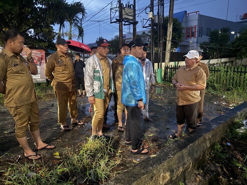 Hujan Lebat, Wako Pekanbaru Tinjau Langsung Banjir Pasar Pagi Arengka