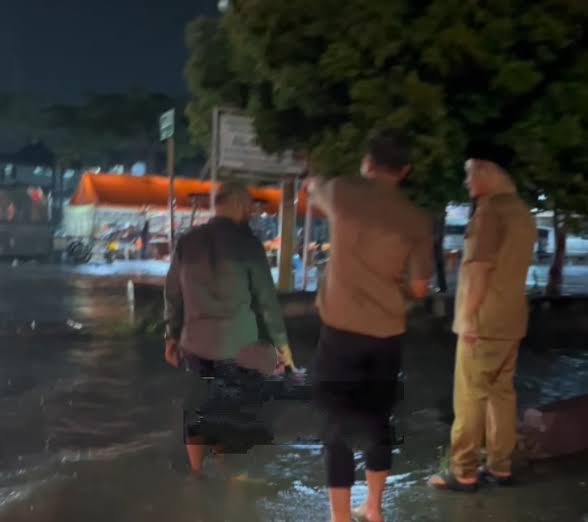 Wako Pekanbaru Tinjau Lokasi Banjir Ditengah Guyuran Hujan
