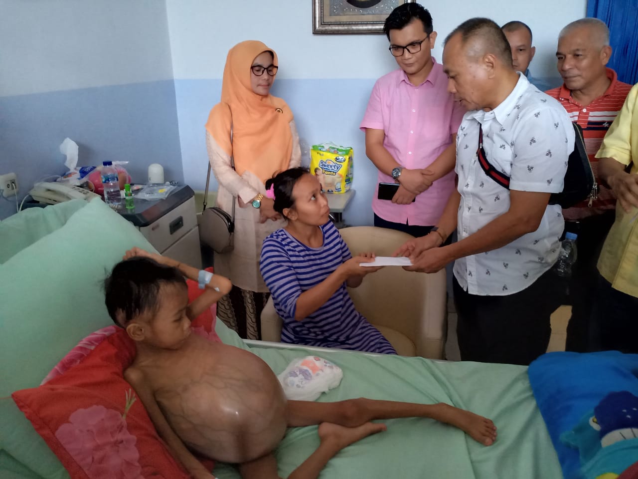 Kunjungi Bocah Asal Rohil Idap Tumor Ginjal, Fraksi Golkar Pekanbaru Datangi PMC